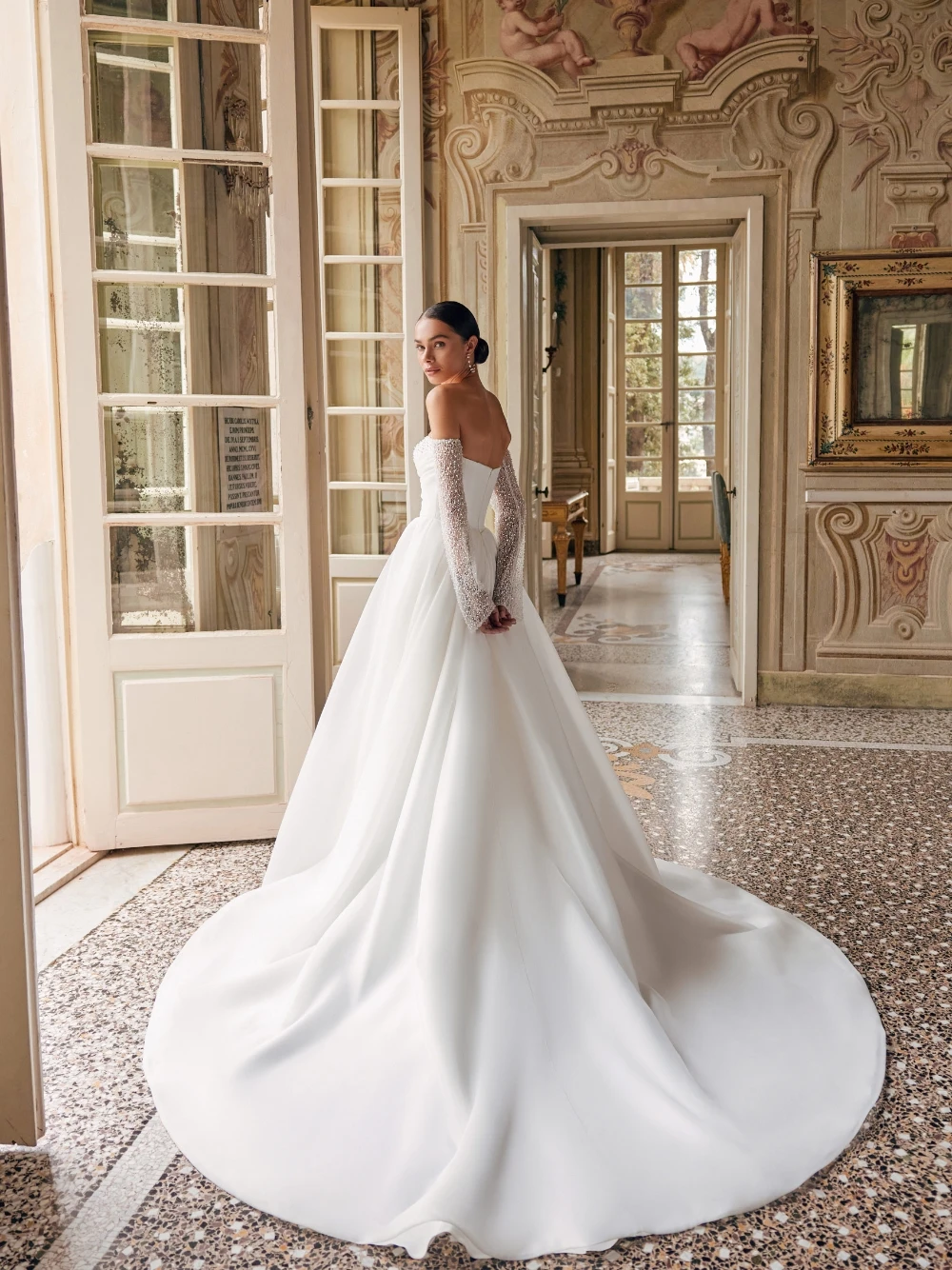 معقدة اللؤلؤ الحبيب الرقبة فستان الزفاف الأميرة خارج على الكتف مخصص ثوب الزفاف رشيقة بريق ملابس نسائية