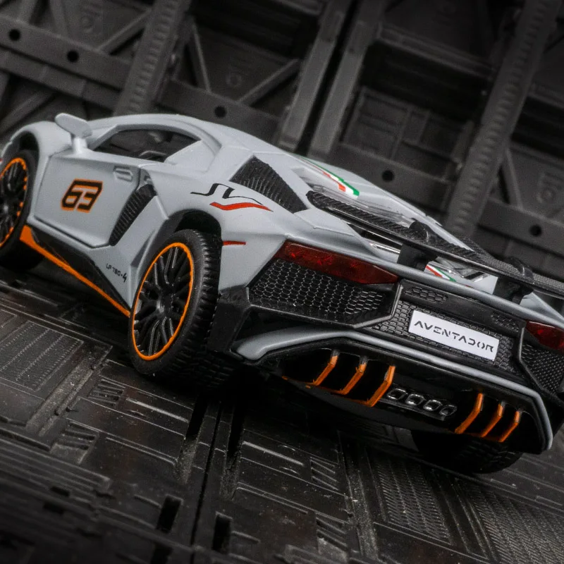 Il modello di auto da rally in lega Lamborghini LP780-4 1:32 ha funzioni di suono e illuminazione simulate, dettagli ricchi, pregevole fattura