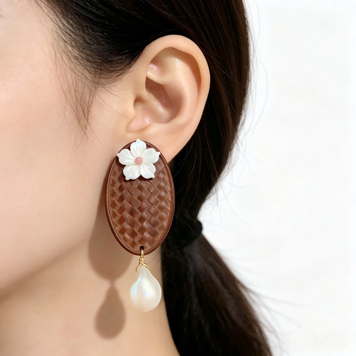 Natural white shell carved wood earrings, strong light special-shaped freshwater pearl long earrings, retro and thin earrings.