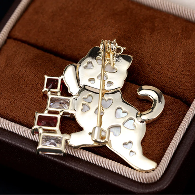 ニッチなデザインセンスと絶妙なアクセサリーを備えた、キュートで漫画のような小さな猫のクリエイティブなブローチ