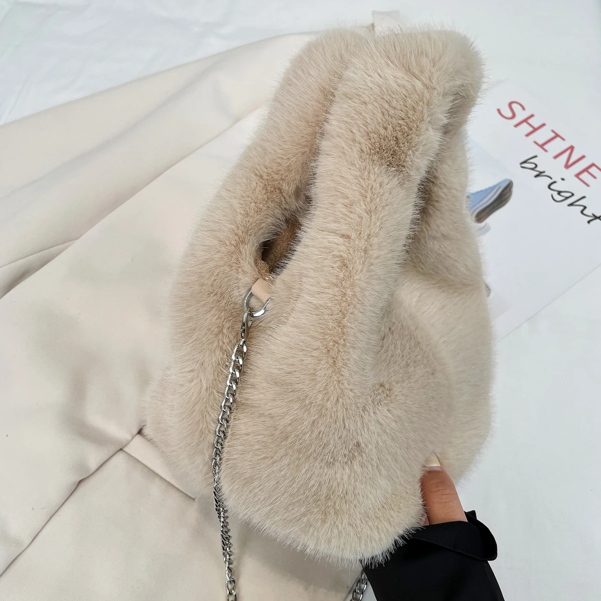 Plush small bag female 2024 new senior sense all hands carrying fluffy bag foreign Qi students carrying small bag chain can be d