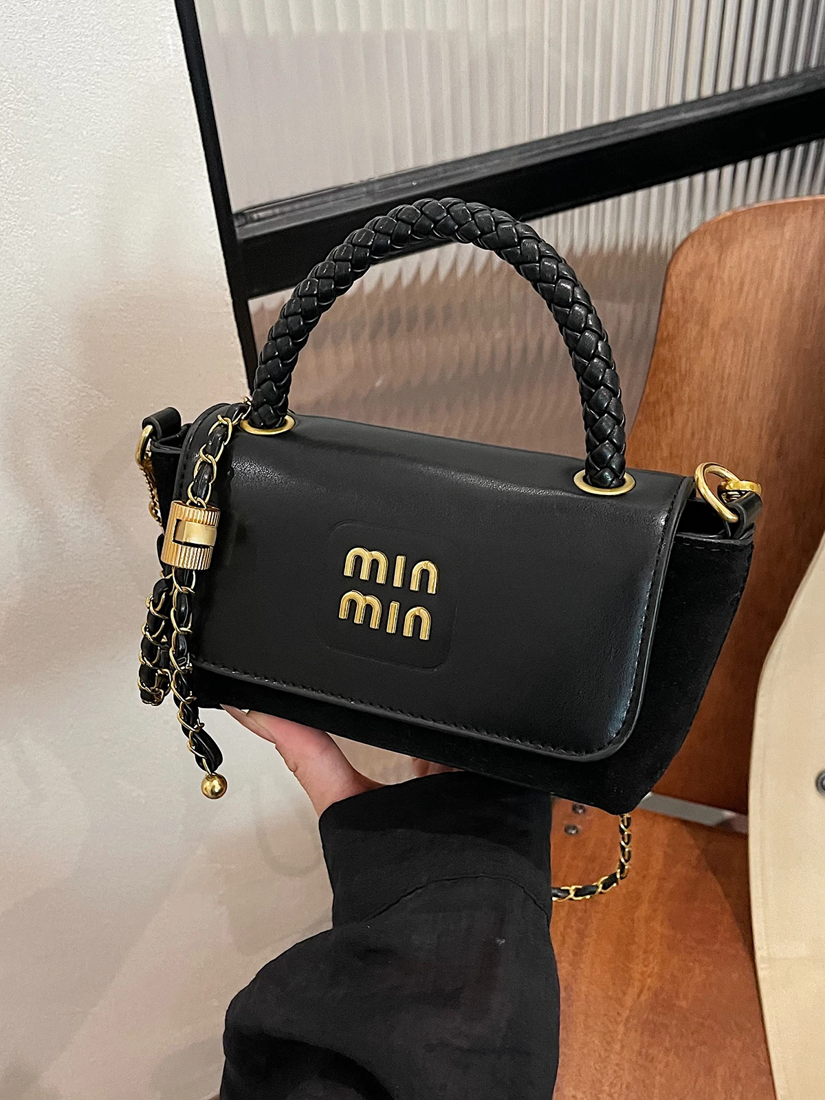 

Light luxury high-end retro ladies handbag women's 2025 new fashion casual all-match messenger bag portable small square bag