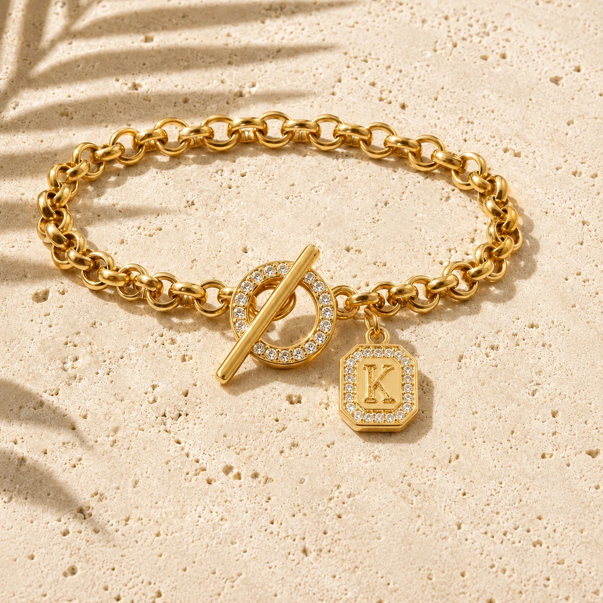Vergoldete Personalisierte Initialen-Charm-Armbänder für Damen und Herren mit Kubischem Zirkonia und Knebelverschluss - Schmuckgeschenk für den Alltag – Detail 14