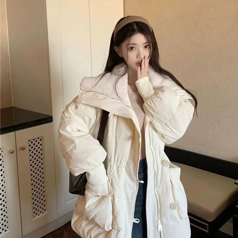 

2025 популярная корейская свободная повседневная пуховая куртка средней длины с хлопковой подкладкой для женщин, теплая с карманами, облегающая талию, дизайн