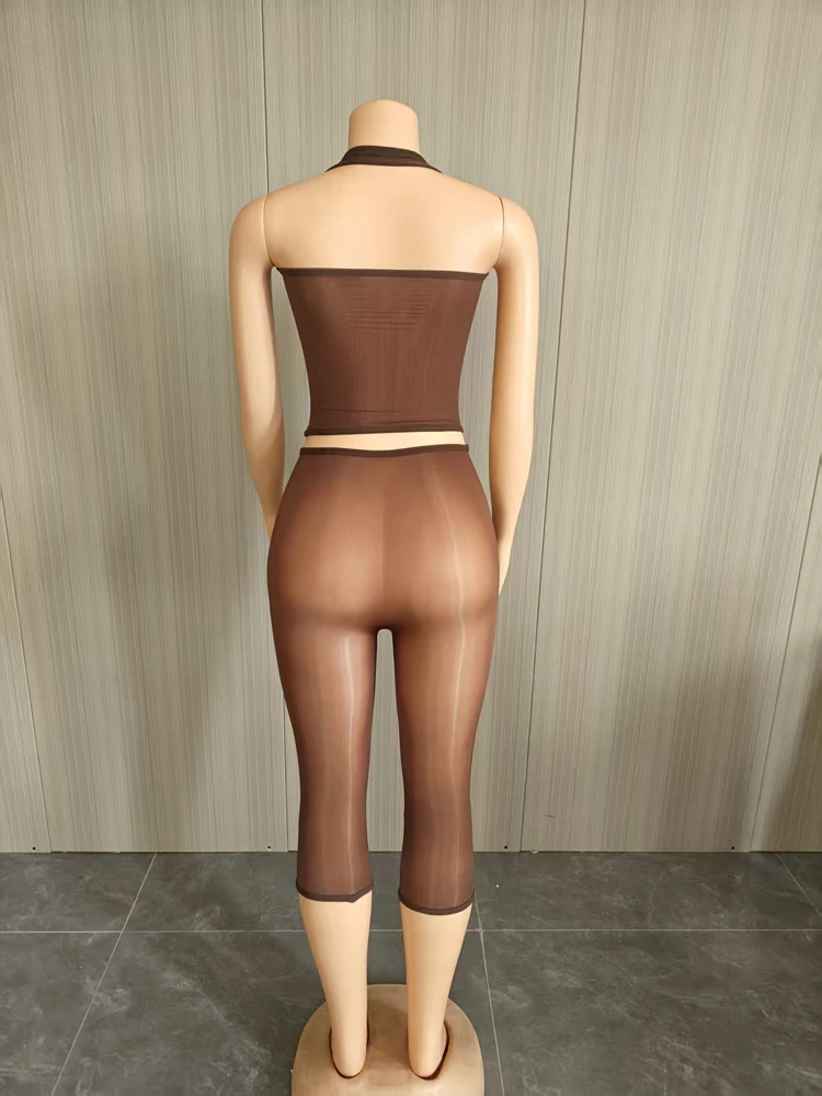 Sexy 2-teiliges Set aus transparentem Mesh: Neckholder-Crop-Top und Caprihose, durchsichtige, figurbetonte Damen-Outfits für den Clubbesuch. – Detail 6