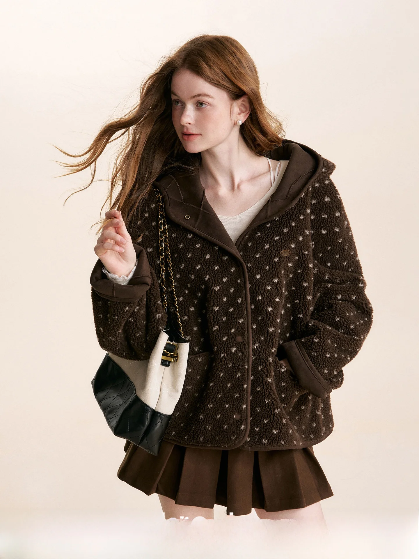 

Kroche Карамель Пушистая зимняя шуба с капюшоном из натурального меха и кожи большого размера с вышивкой в виде сердца из вожной кожи