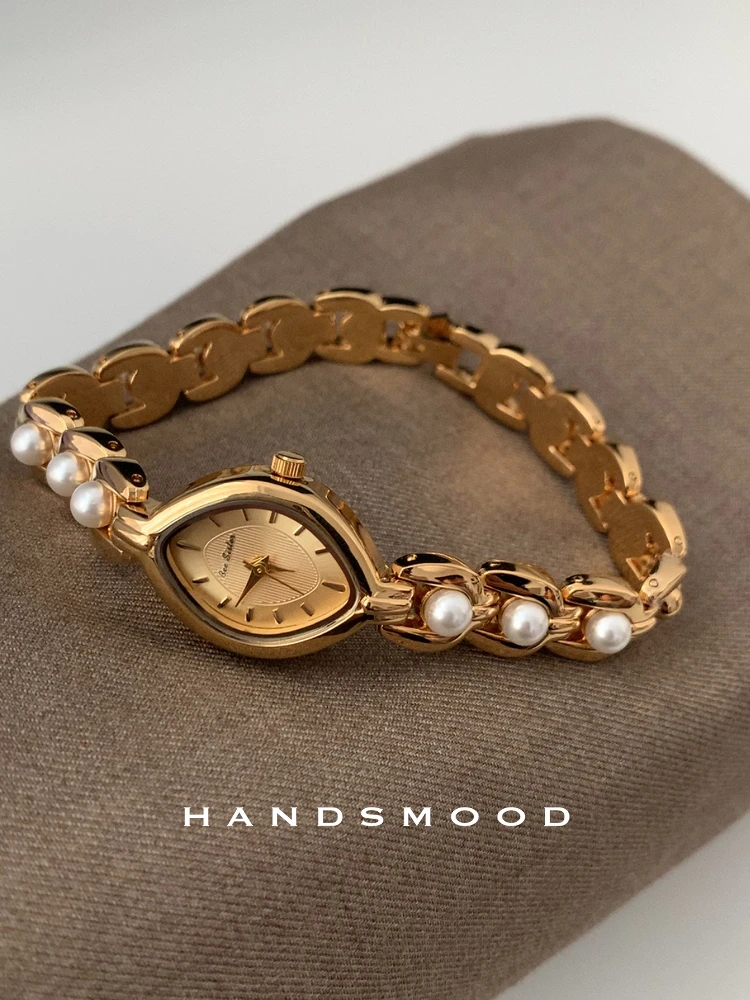 Retro-Style Exquisite And Fashionable Marquise-Shaped Dial Pearl-Embellished Quartz Watch For Women Exuding Understated Luxury.