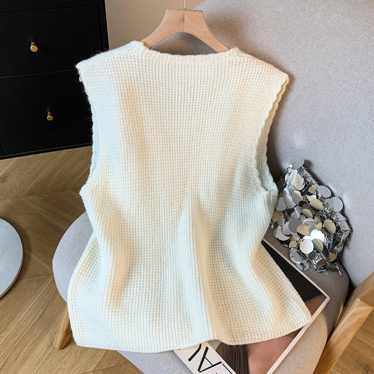 Nieuwe Collectie Slim Fit V-Ne Metalen Enkele Knop Svel Gebreide Vest Top Dunne Sle Faionable Dames Trui Bovenkleding