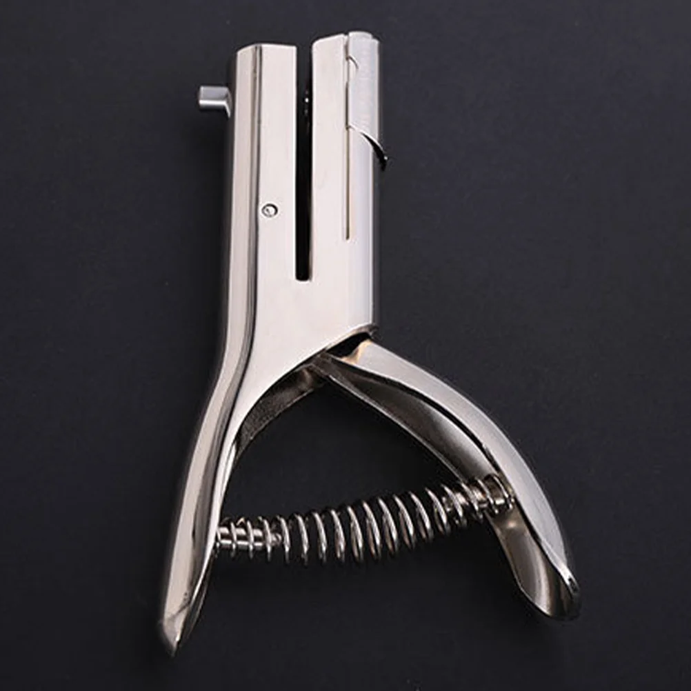 

Portable Single Hole Puncher Heavy Duty Zinc Alloy Id Badge Punch Tool for PVC Cards Name Badges Office Craft Supplies