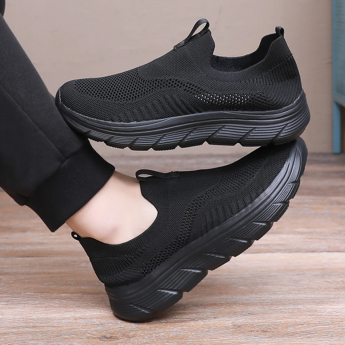 

Breathable Men Casual Shoes Lightweight Outdoor Male Walking Shoes Anti-slip Men's Sneakers Slip on Flats Vulcanized Shoes
