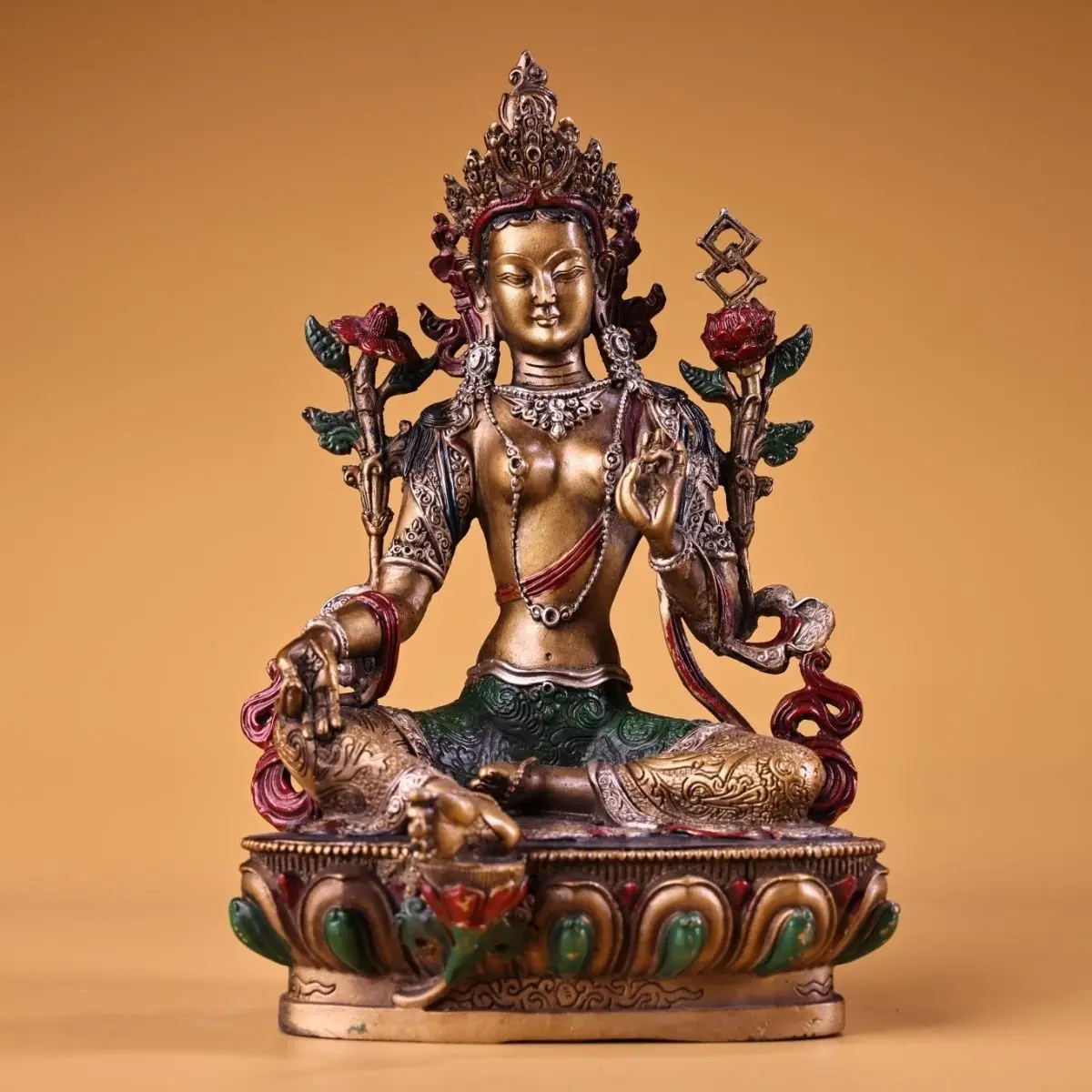 Treasures, old collections, pure copper chisel engraving, painted gold-painted green Tara, weighing 60 grams, 21 cm high and 13C