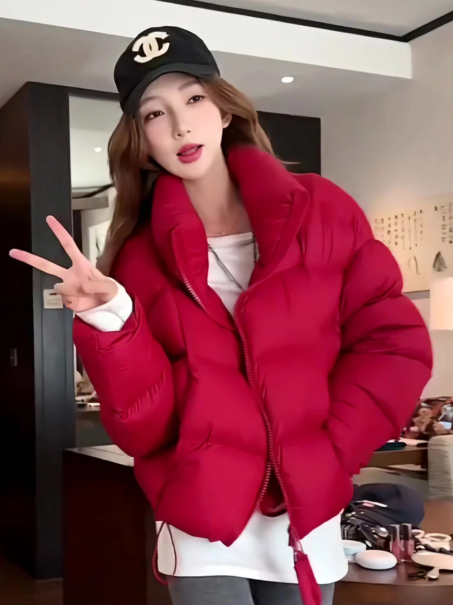 

Женская короткая красная пуховая куртка 2025 года, новая зимняя модель с воротником-стойкой, теплая верхняя одежда из пуха, повседневный стиль