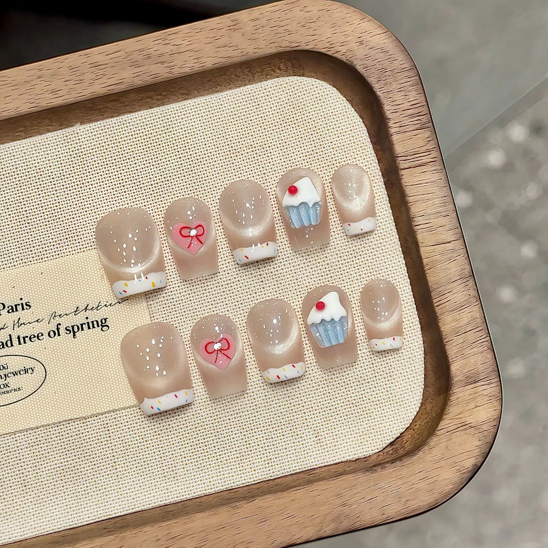 اضغط يدويًا على الأظافر، أظافر صناعية قصيرة مطبوعة بحليب البقر مع زهور مطبوعة للنساء والفتيات، أظافر صناعية فرنسية قصيرة يمكن ارتداؤها