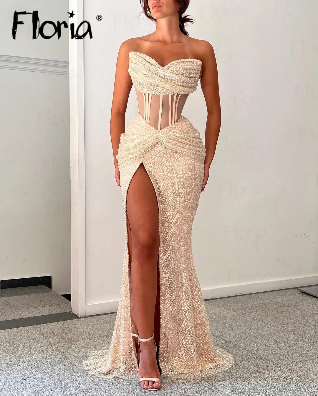 Belle robe de cocktail sexy et brillante, fendue sur le côté profond, beige, tenue de soirée, fête de mariage, tenue de reconstitution historique personnalisée