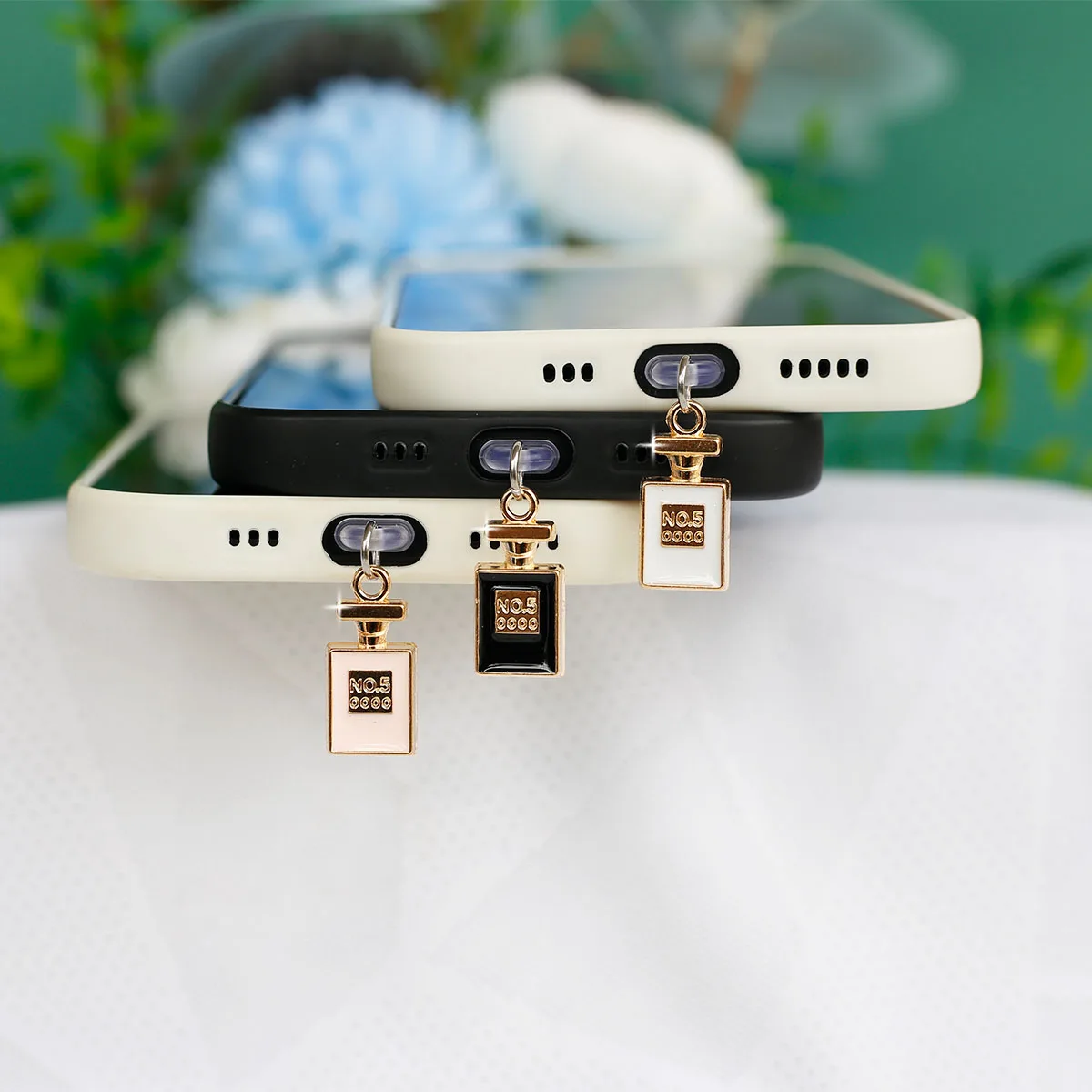 Acessório de Liga Metálica para Celular: Pingente Protetor contra Poeira e Frasco de Perfume para Decoração de Porta Tipo-C do iPhone com Cordão Anti-perda
