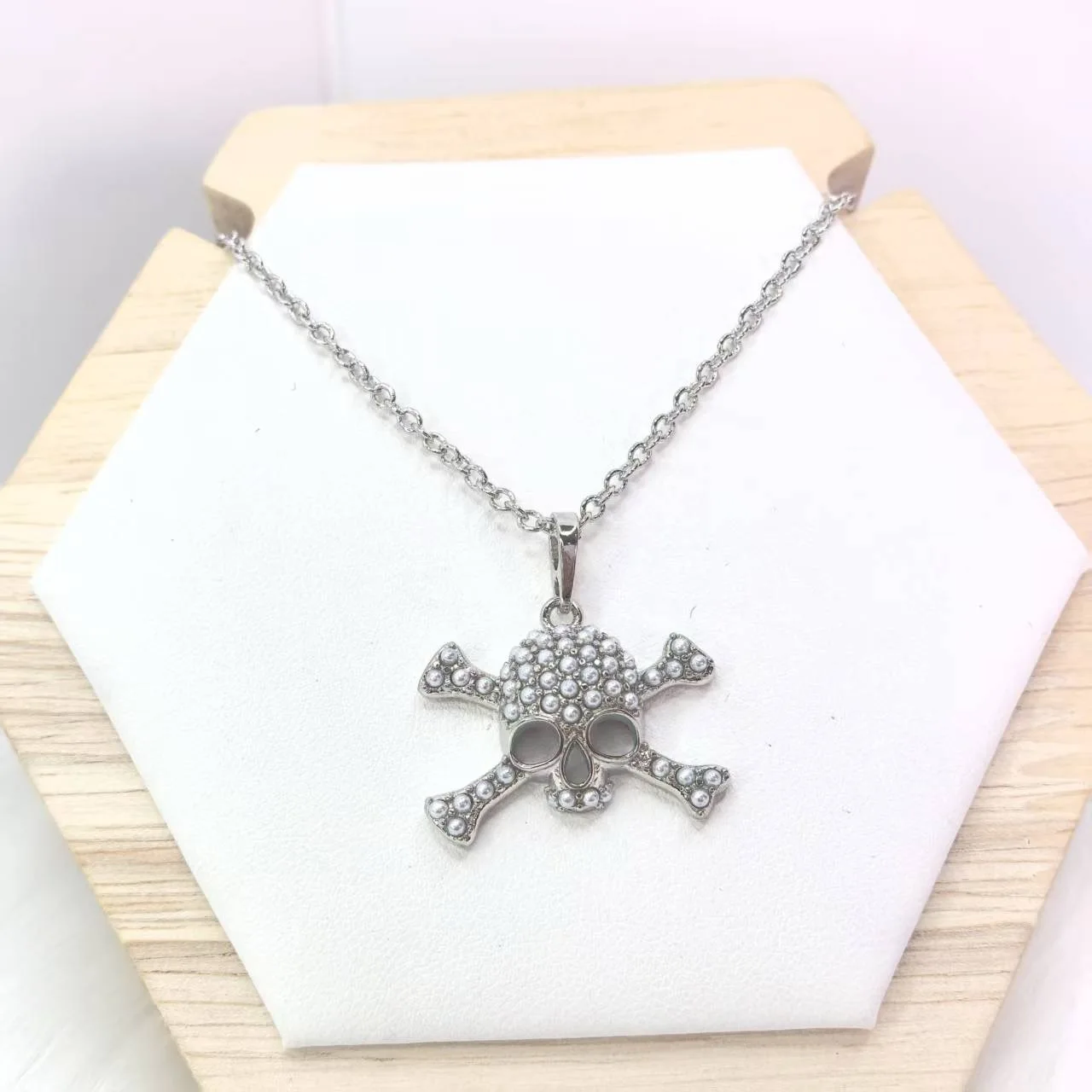 

Новое ожерелье Vivienne Westqueen Skull Pearl Saturn 2025 года для пар имеет модный европейский и американский панк-стиль.