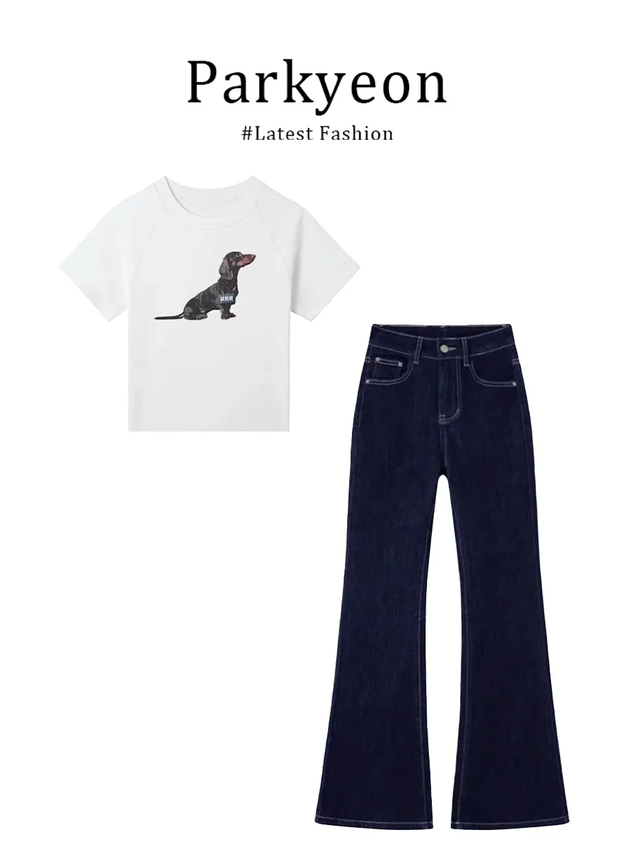 

Комплект Parkyeon: белая футболка с круглым вырезом и принтом, укороченные джинсы клеш с высокой талией, укороченная верхняя одежда до плеч