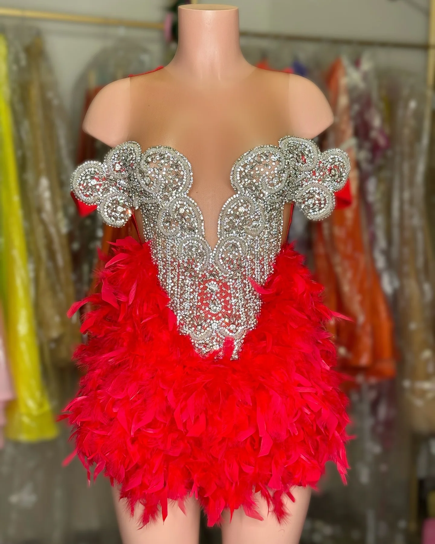 

Red Off the Shoulder Crystal Prom Dresses Short for Women 2025 Feather Sheath Mini Homecoming Cocktail Dresses