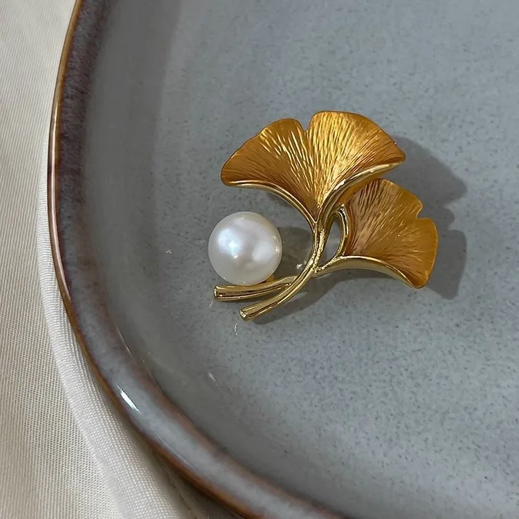 Hanfu Artistic Retro Brushed Ginkgo Leaf Natural Freshwater Pearl Brooch Temperament Niche High-End Sense Pin High-End Women