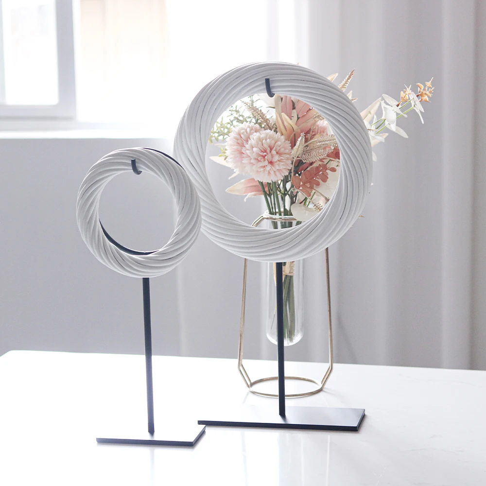 

Contemporary Interior Modern Home Decor Ornament Round Resin Decoration Metal Home Decor