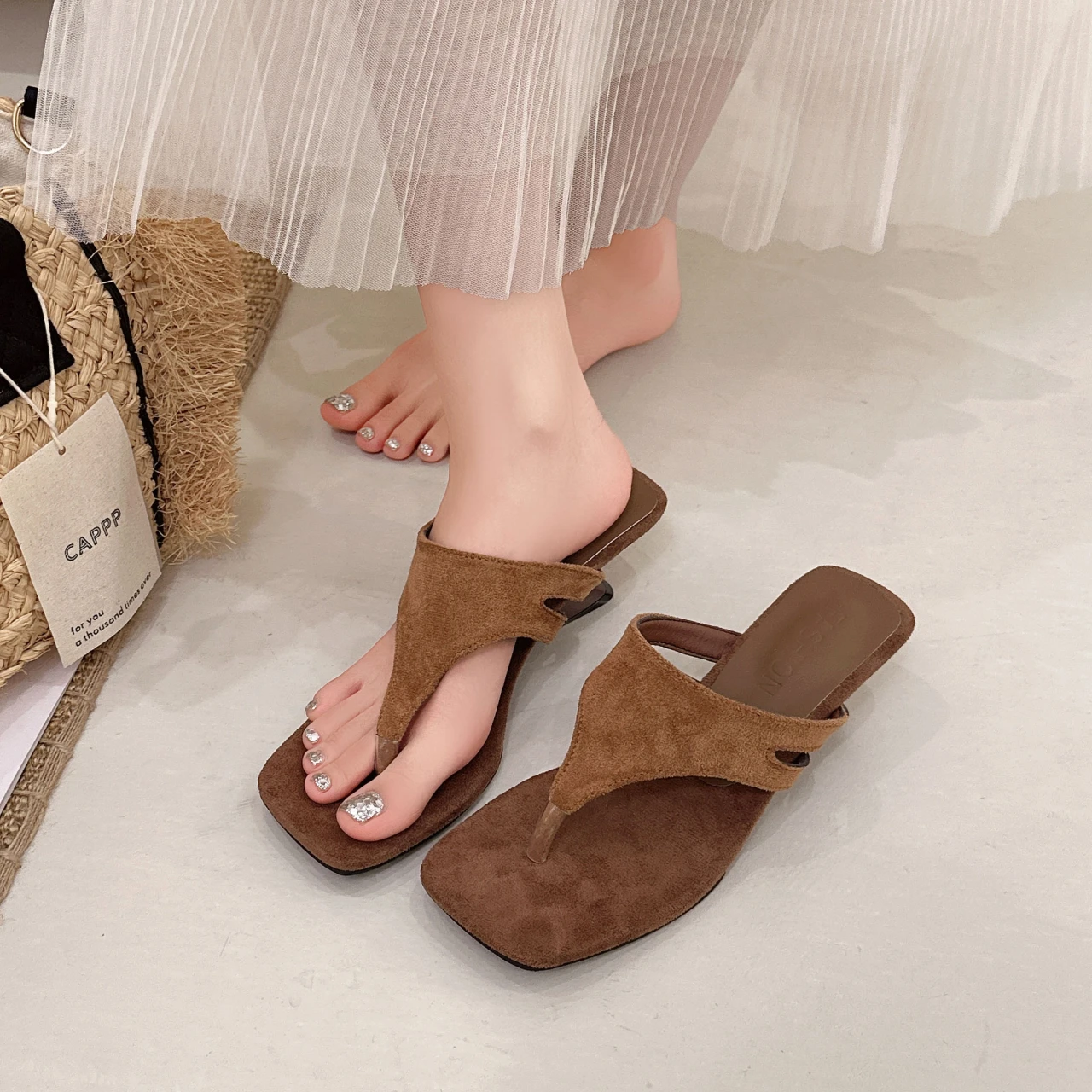 

Модные шлепанцы с квадратным носком, летние, новые, из замши, с открытым носком, нескользящие, износостойкие, с застежкой на пальцах