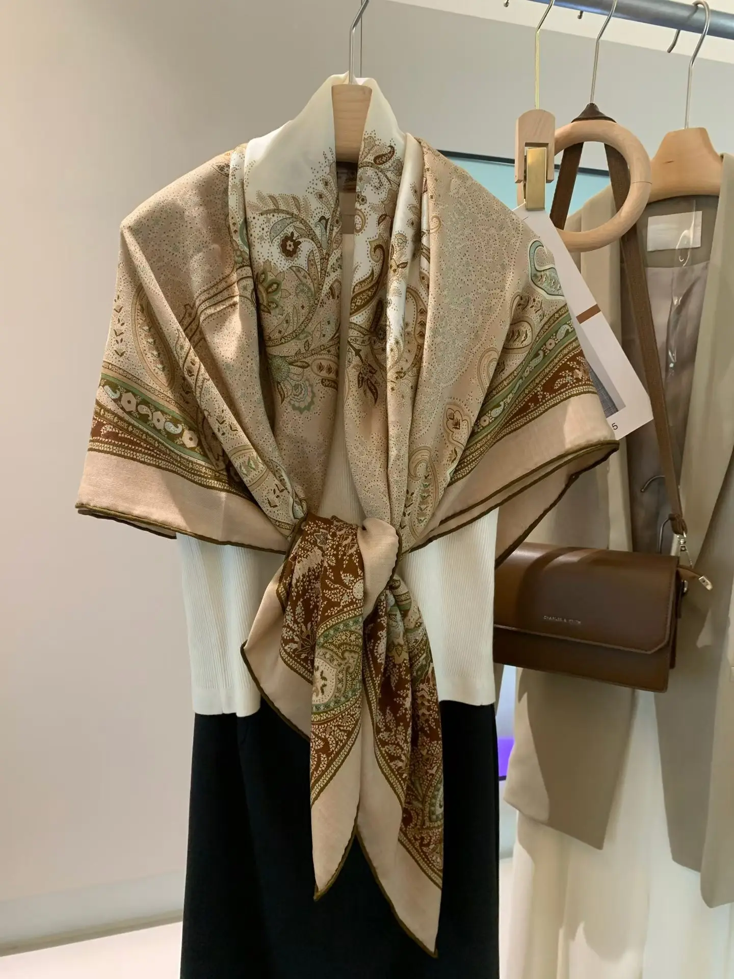 Echarpe-en-soie-et-laine-double-face-pour-femme-grande-echarpe-d'automne-et-d'hiver-chaleur-et-luxe-imprime-paisley-accessoire-de-mode-polyvalent