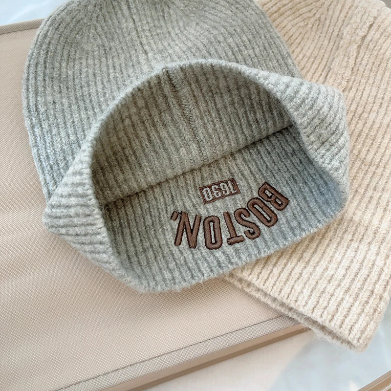 หมวกบีนนี่ปักลายตัวอักษรสีทึบสำหรับเด็กหมวกแบบสวมหัวเด็กหญิงเด็กชายขนสัตว์อบอุ่นสำหรับฤดูใบไม้ร่วงและฤดูหนาว