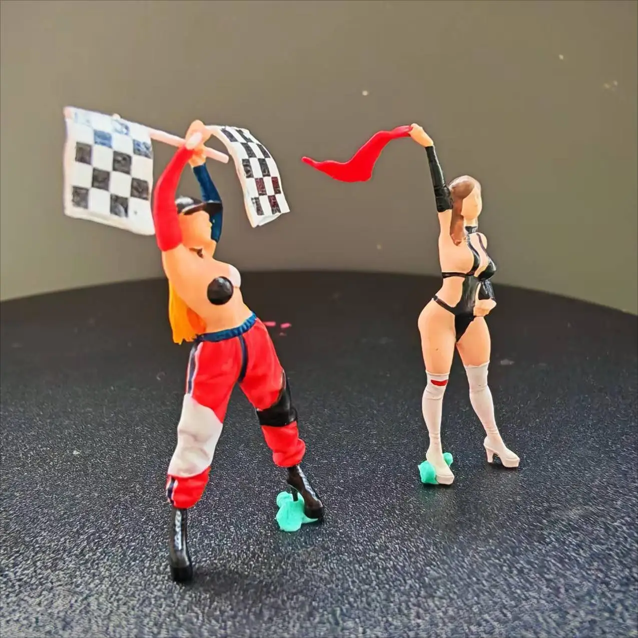 Minifigure 1:64  Figures Racing Flag Bearer Model Miniature Figure Creative Photography Display Collection Garage Decoration