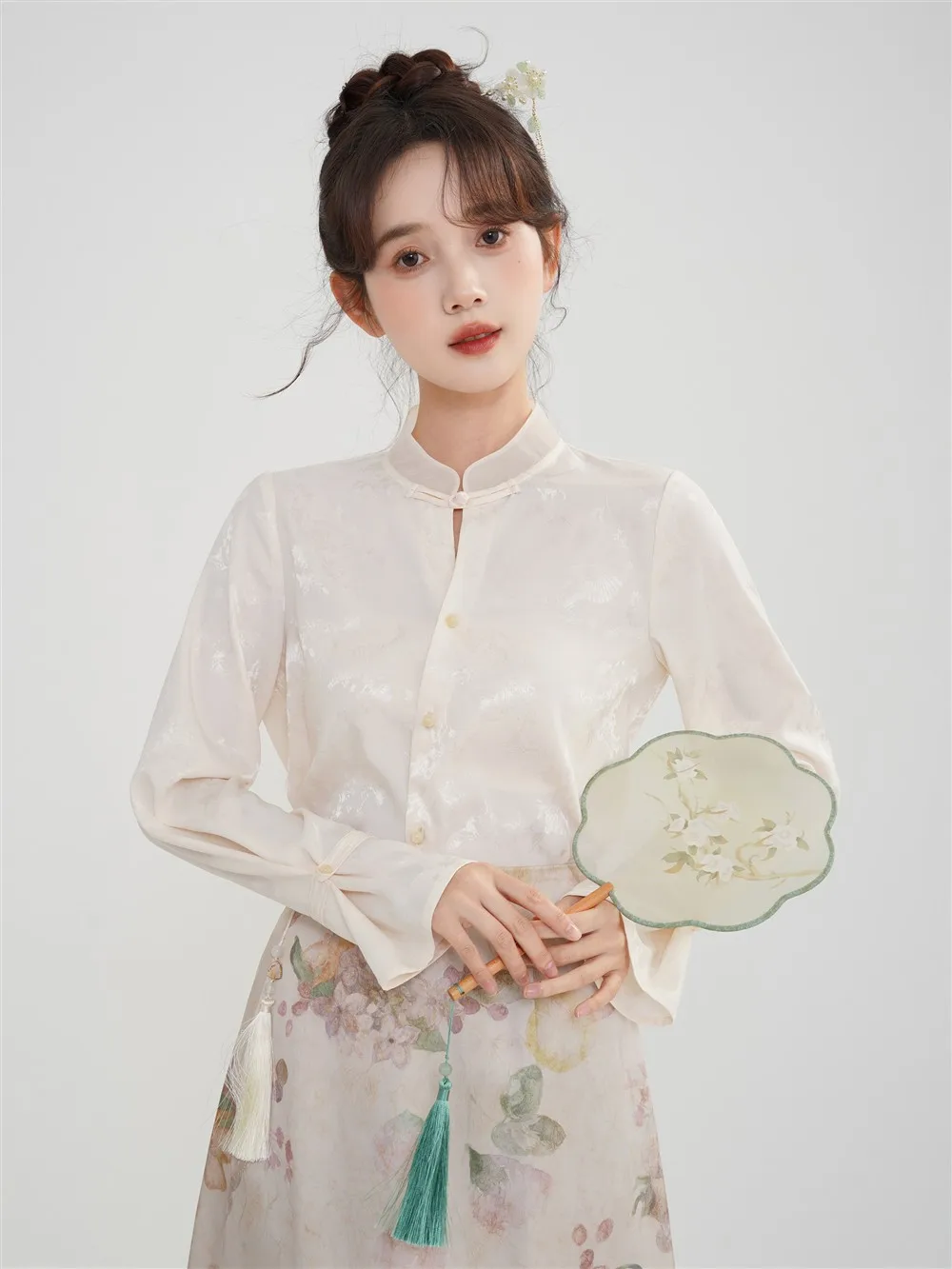 エレガントなジャカード織りスタンドカラーシャツ レディース 長袖 中華風ブラウス ボタン飾り付き ヴィンテージ風トップス 春服