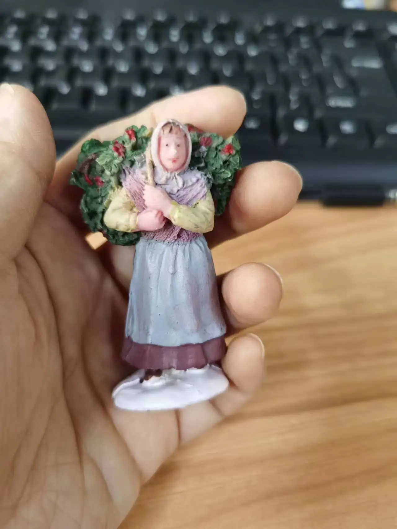 

Фигурка из смолы, психический психологический песочный стол, игровая коробка, придворная терапия, держащая пучок цветов