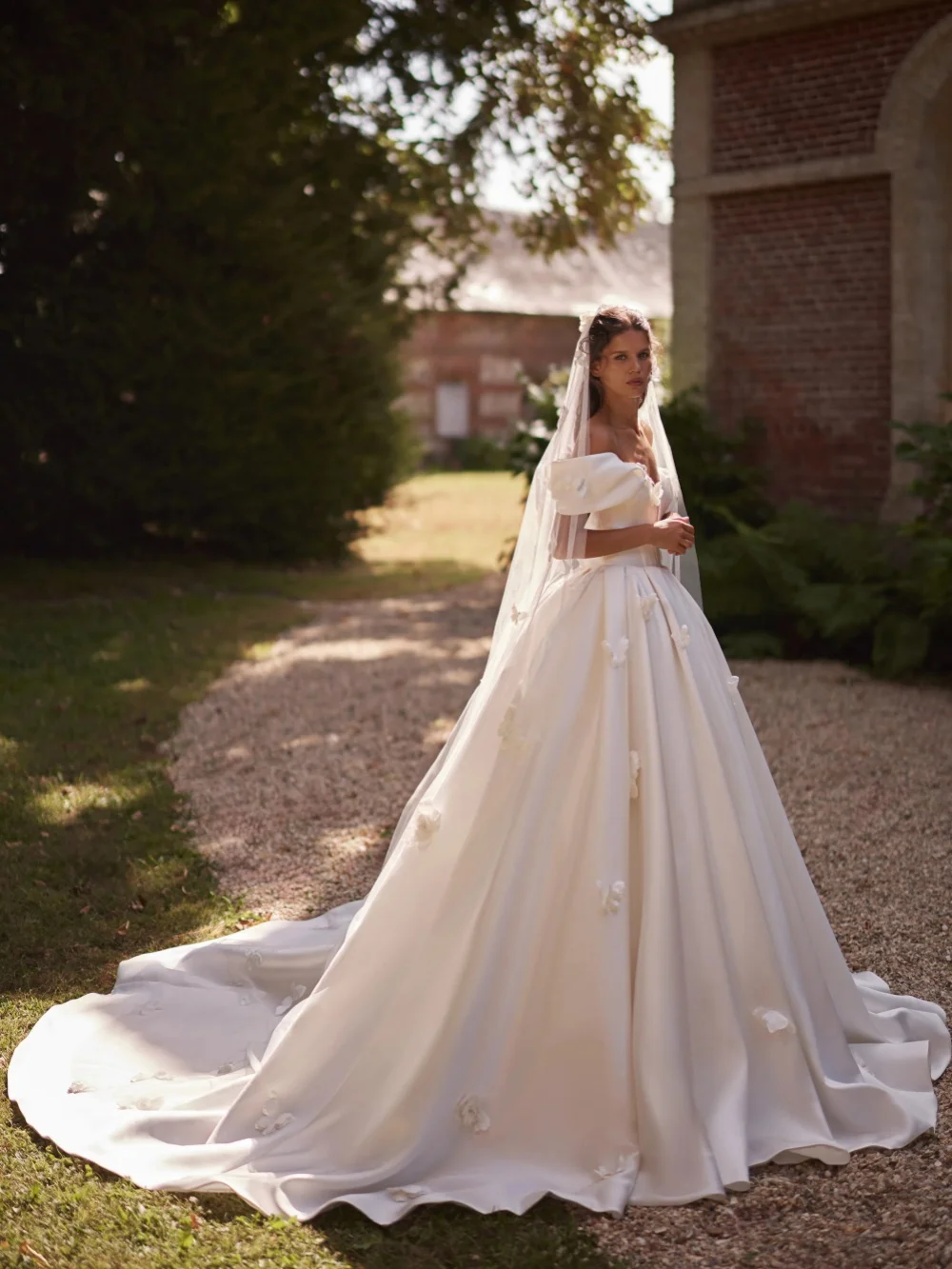 Handgefertigtes 3D-Schmetterlings-Satin-Hochzeitskleid, schulterfrei, A-Linie, langes Brautkleid, individuelle, bezaubernde Kleider mit V-Ausschnitt für die Braut