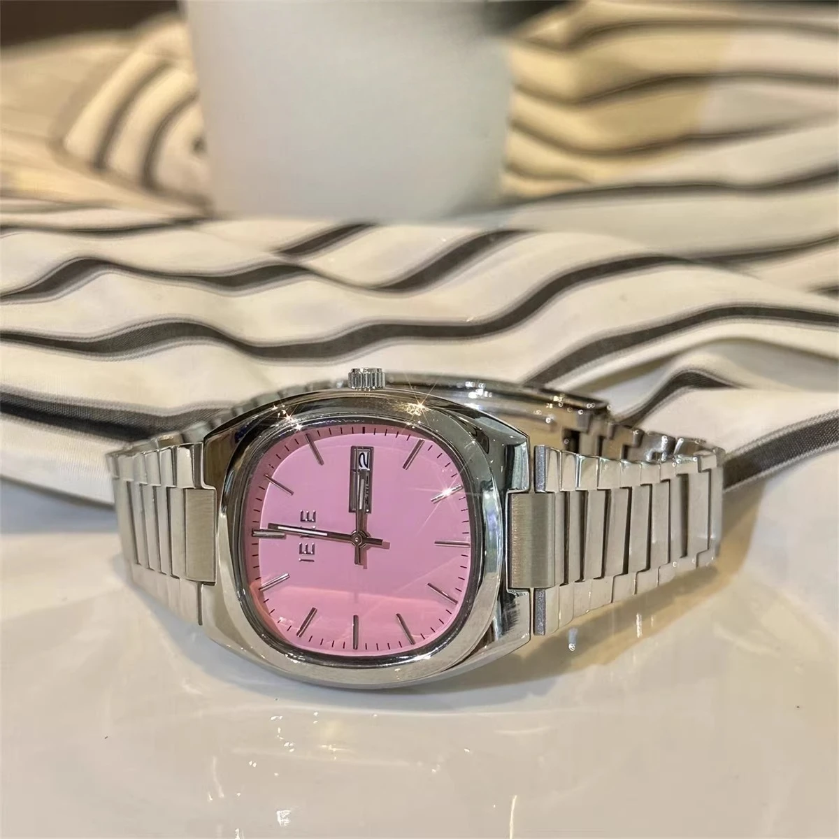 New Women'S Luxury Vintage-Style Watch, Featuring A Round Dial, Steel Band, And A Sophisticated And Fashionable Design.