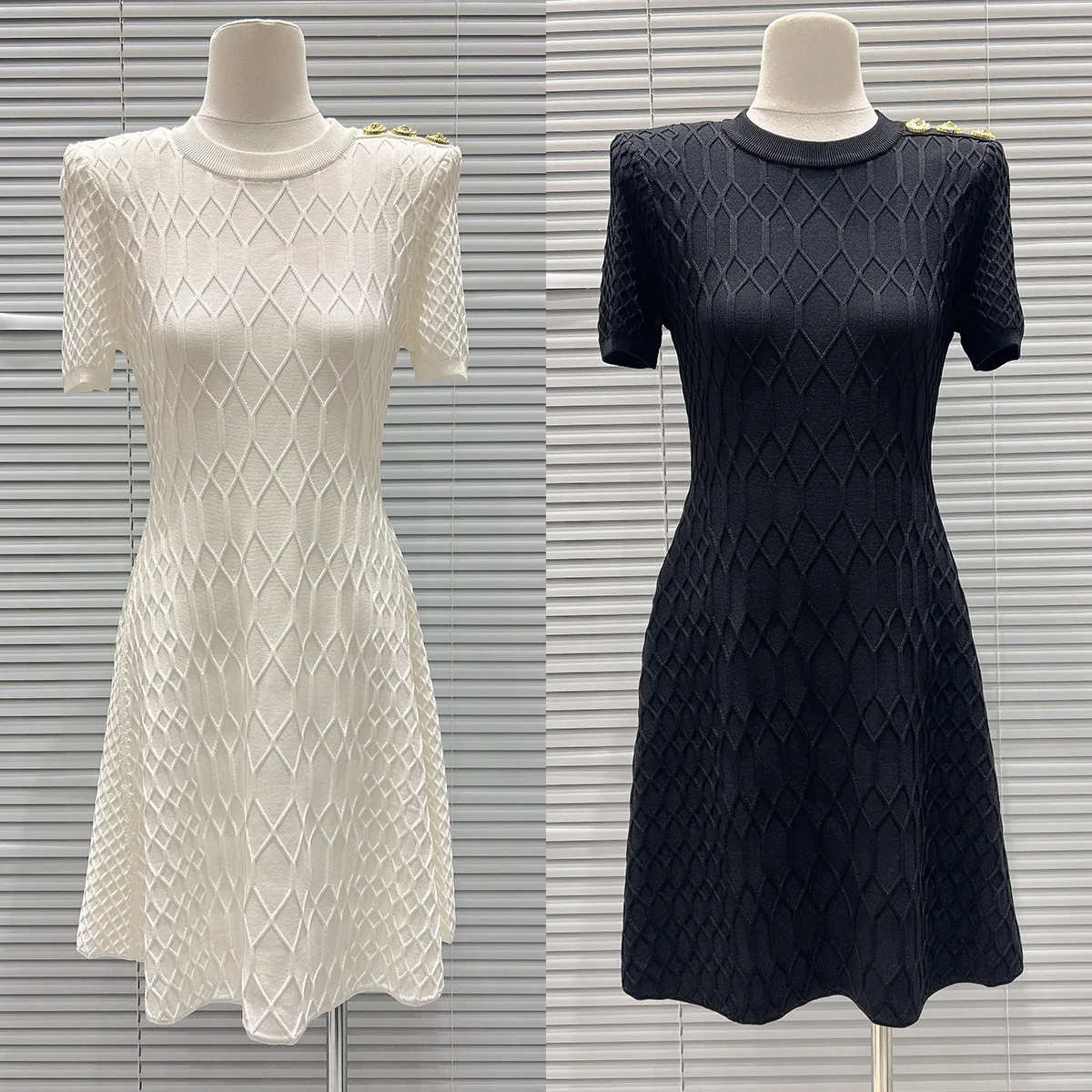 

CHUJIE 2026, ранняя весна, новое французское элегантное жаккардовое стеганое облегающее трикотажное платье на одно плечо с металлической пряжкой и короткими рукавами