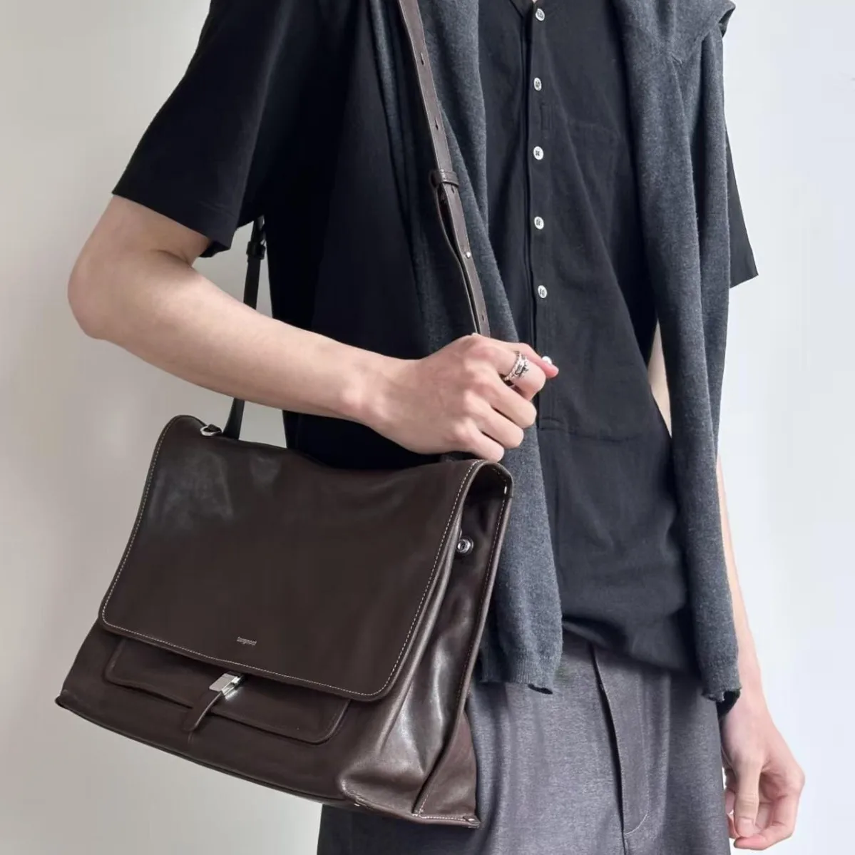 S Versatile Leather Shoulder Bag Commuter Urban Medium Size Zipper Closure Bag Simple Style Versatile Leather Casual City Tanned