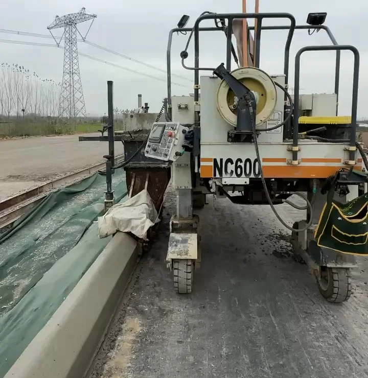DX  Technology NC600 Concrete Slipform Paving Equipment Fully Hydraulic System Motor Engine Pump 600mm Height Width Factory