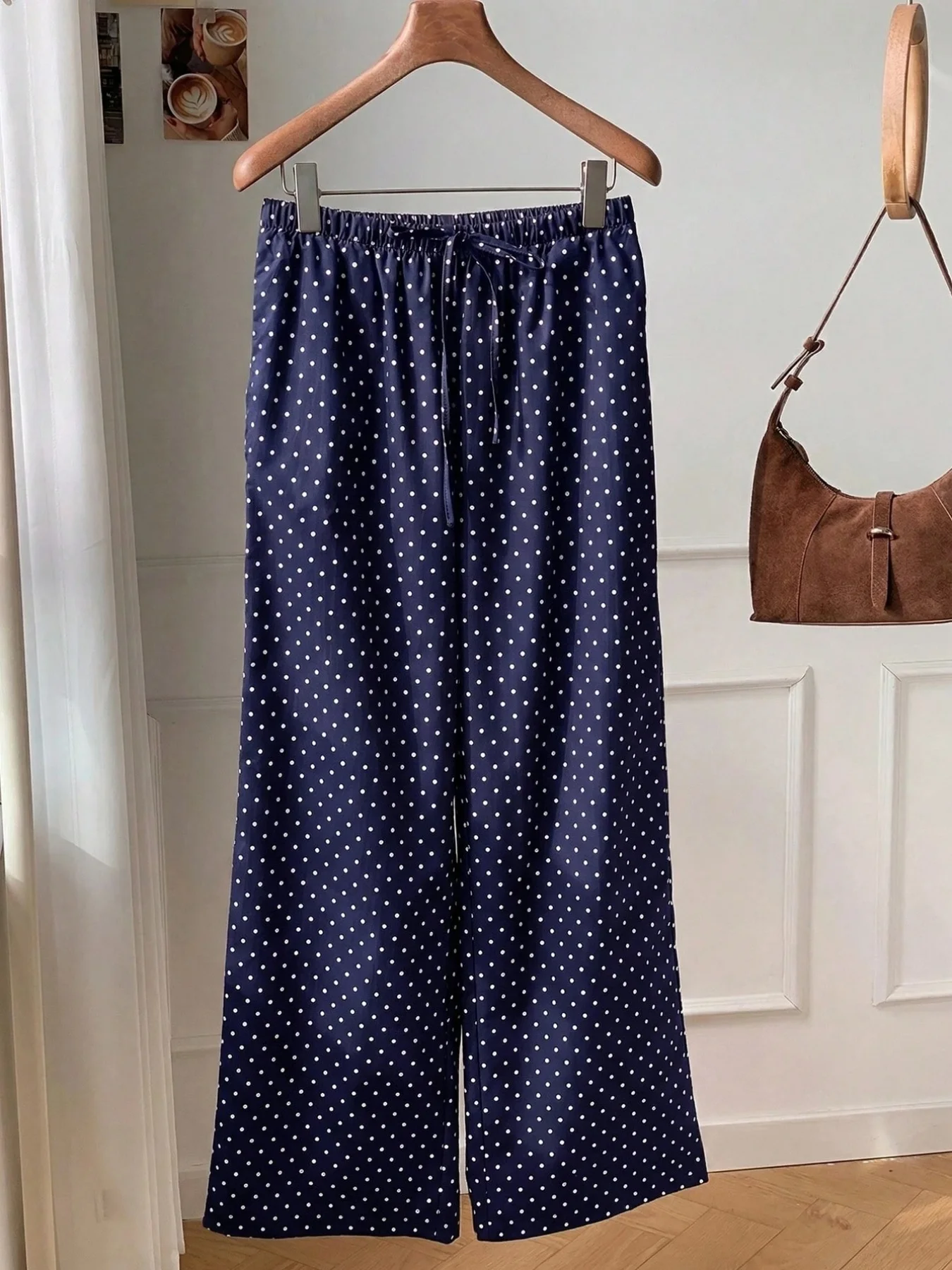 Sommerliche neue, weit geschnittene, figurbetonte, gerade geschnittene Hose mit fließendem Fall, dünnem Stoff, Polka-Dot-Print und elastischem Bund im Casual-Stil. – Detail 3