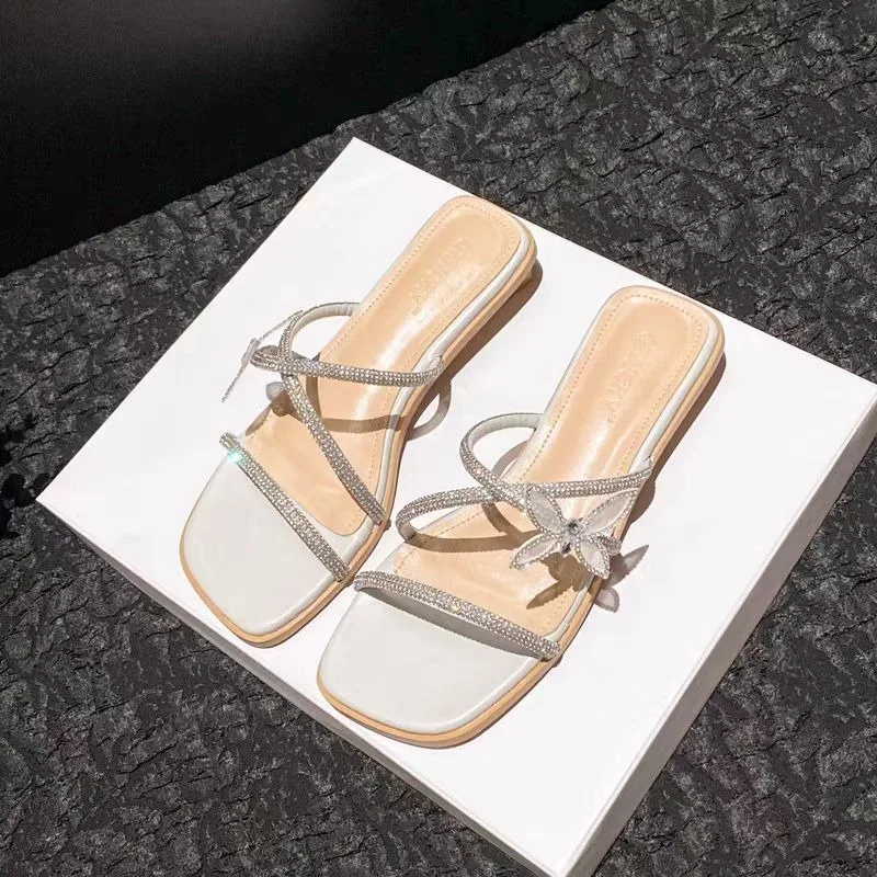 여성 슬리퍼 2025 새로운 반짝 이는 라인 석 샌들 여름 활 럭셔리 디자이너 슬리퍼 여성을위한 패션 신발 홈 슬라이드 여성