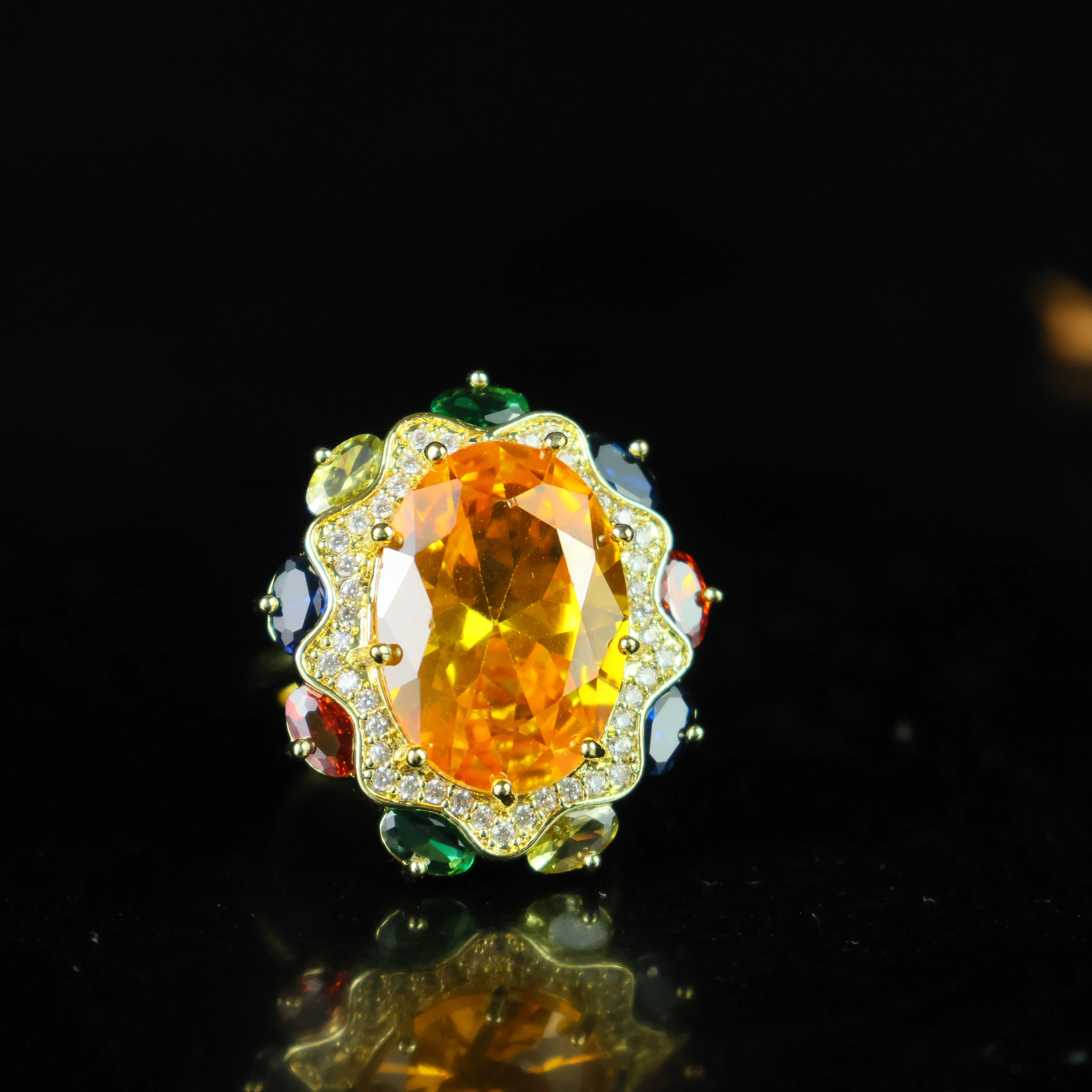 

Обручальное кольцо с натуральным изумрудом круглой огранки 1,34 карата и бриллиантами из белого золота 14 карат