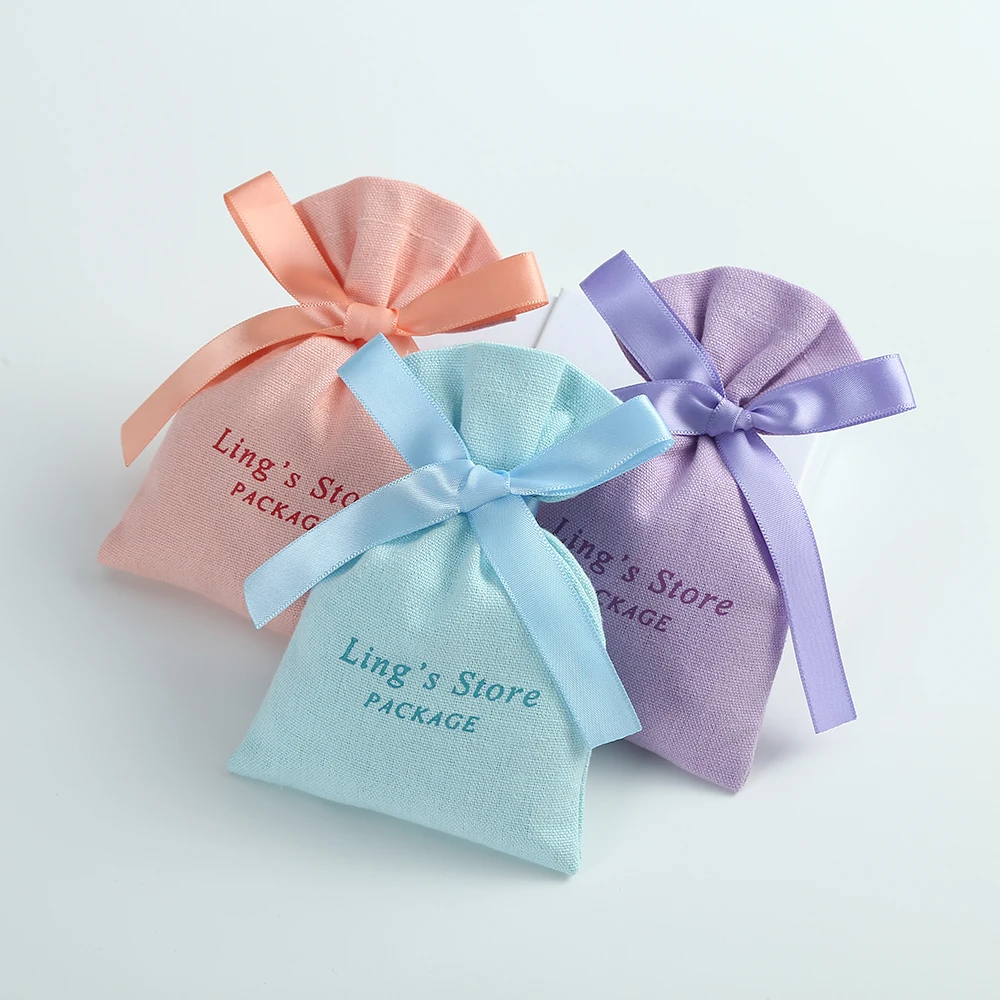 50 Uds. Bolsa de algodón de muselina con logotipo personalizado, joyería rosa, blanca, azul y púrpura, con cinta DIY, embalaje de regalo, bolsas de almacenamiento para boda
