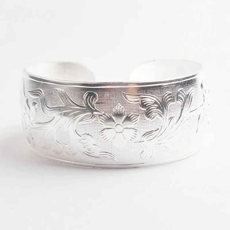 Modisches, silberfarbenes Tibet-Armreif-Armband für Damen, Boho-Ethno-Stil, Metall, geschnitzte Blumen, Zigeuner-, Stammes-, afghanischer und indischer Schmuck. – Detail 9