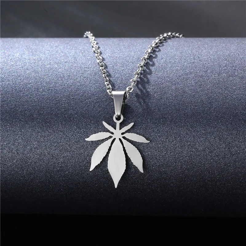 

European American Style Stainless Steel Maple Leaf Pendant Necklace Ladies Hip Hop Minimalist Clavicle Chain Fashion Accessories