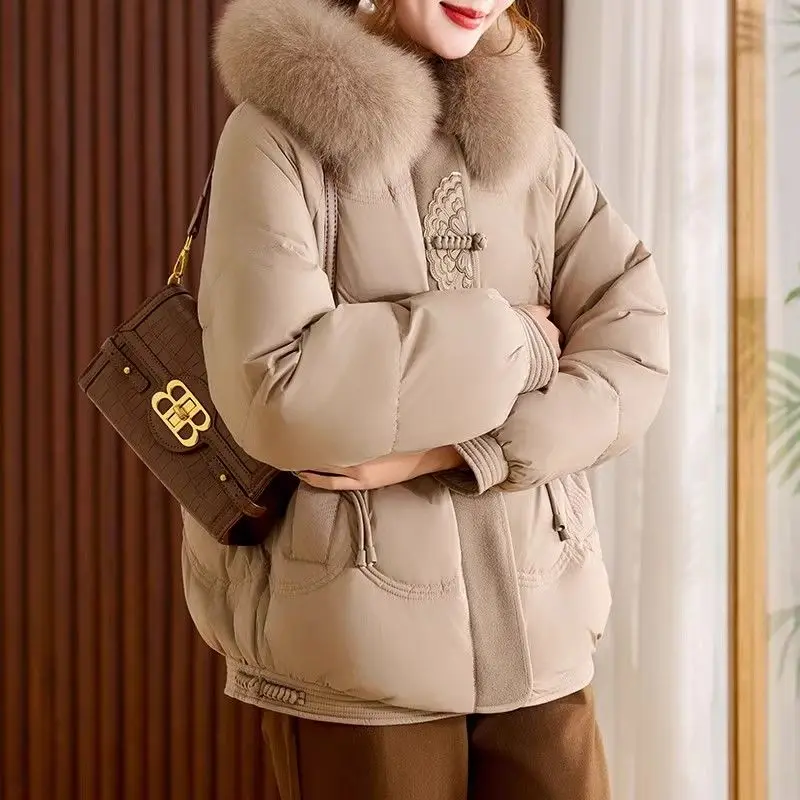 Damska krótka kurtka puchowa z bawełny, ocieplana, z grubym, ciepłym kołnierzem z futra, haftowana, z falistym wykończeniem, parka, płaszcz wierzchni.
