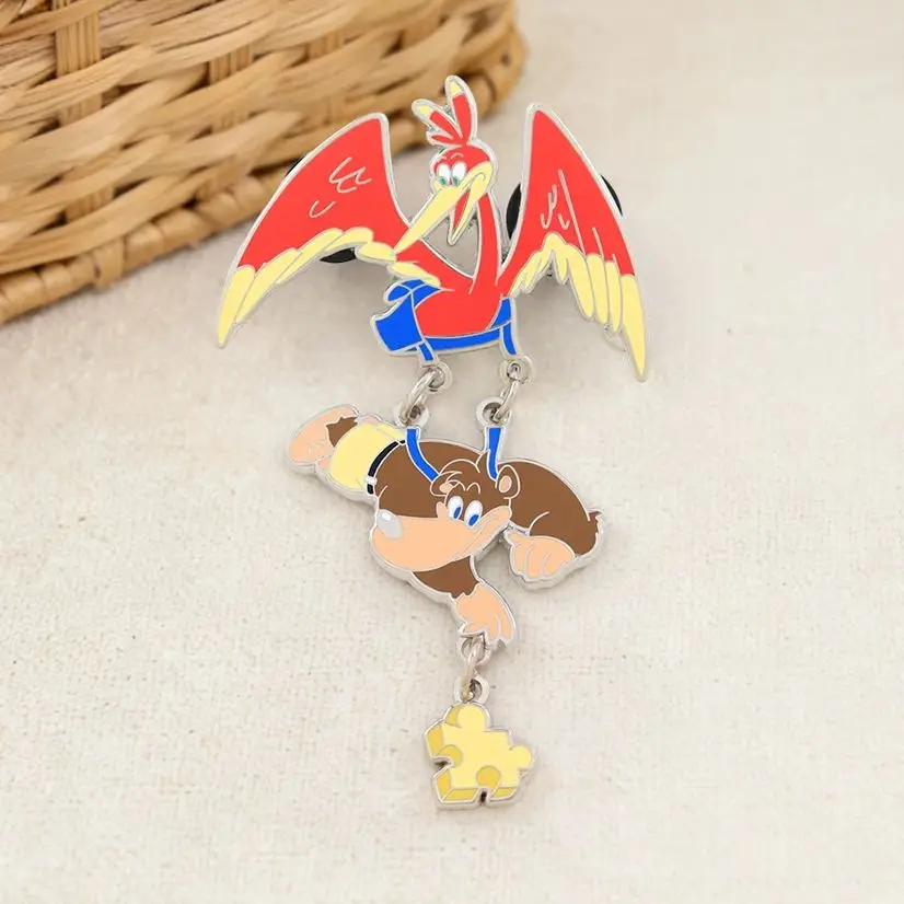 Retro Game Banjoo And Kazoie Emaille-Pin, 3-lagige, baumelnde Metallbrosche, Abzeichen, Geschenk für Fans, für Rucksack, Kleidung, Accessoires, Sammlerstücke