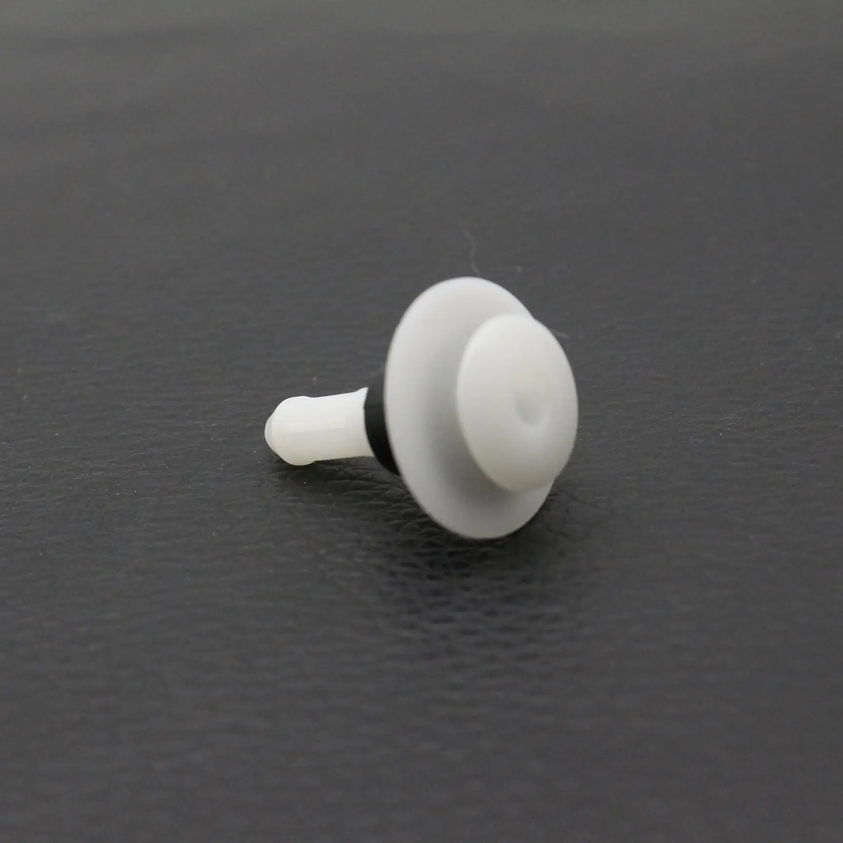 10 Pcs White Body Side Moulding Clip Retainer With Black Grommet For VW Golf Passat Eurovan 1988-2003 Nylon Fastener 701-853-585