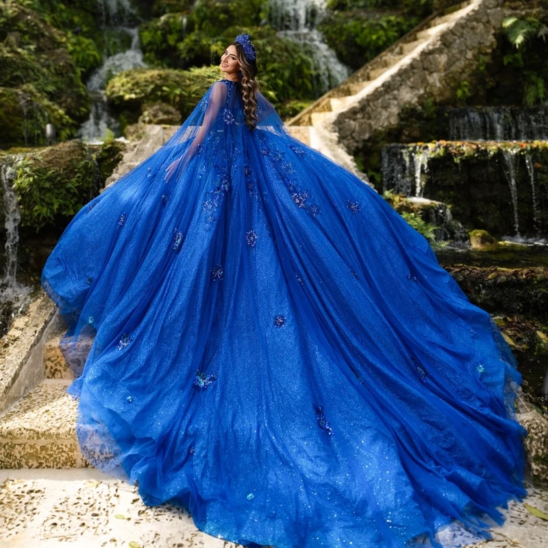 ロイヤルブルー光沢のあるキンセアニェーラドレスオフショルダーボールガウンスイート16ドレススパンコールアップリケレースビーズクリスタルケープタル付き