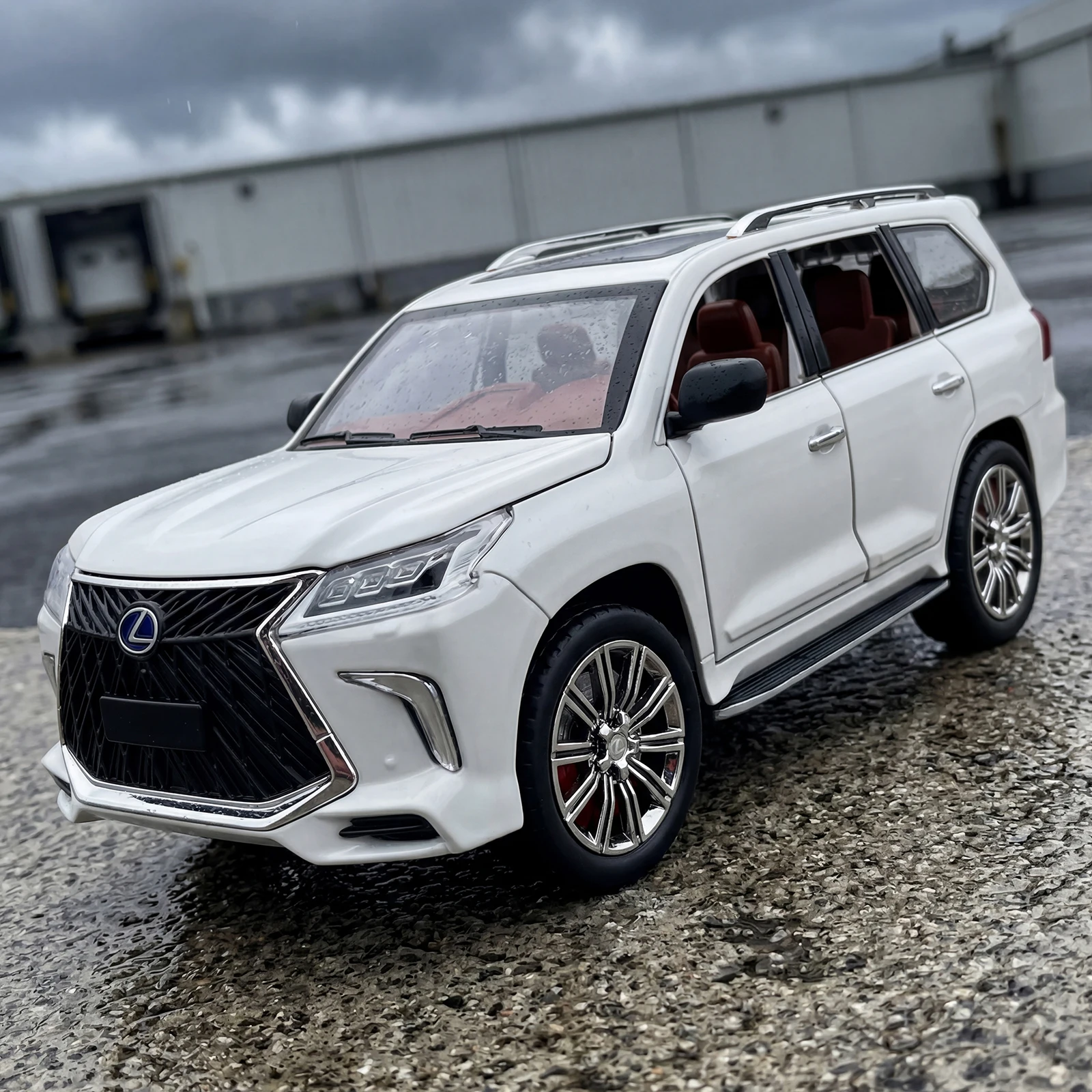 

Масштабная модель внедорожника Lexus LX570 1:24 из литого металла, коллекционная, для демонстрации на рабочем столе, хобби-украшение, праздничный подарок для мальчика