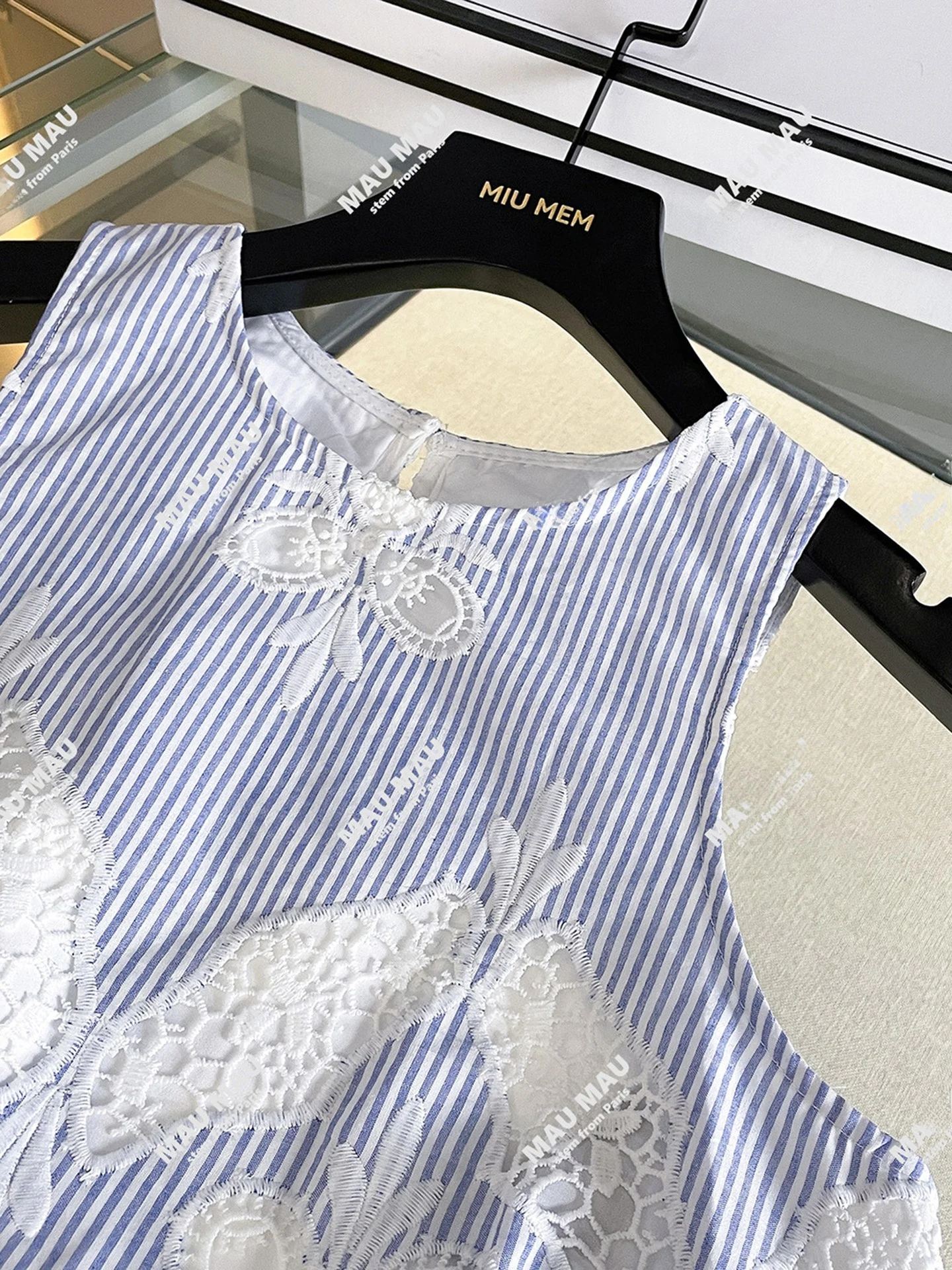 

High-End Summer Women's Faion Set with Lace Embroidery Stripes Vest Top And f Skirt Polyester Fiber round Ne Overhead