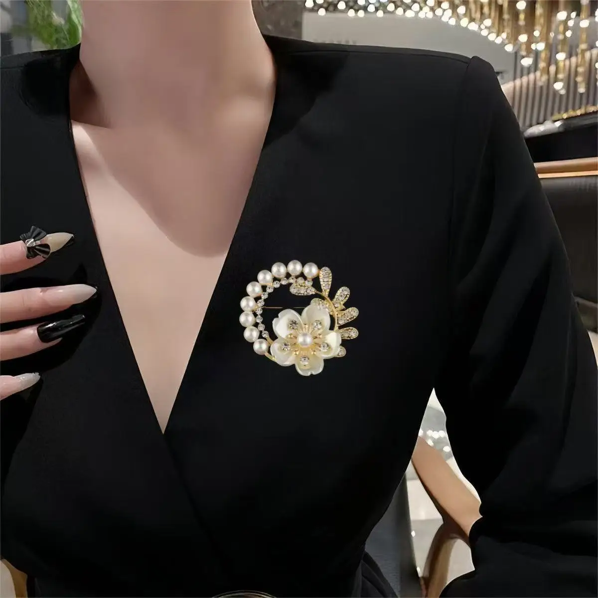 New Luxury Style Pearl Wreath Flower Brooch Design Alloy Inlaid Diamond Flower Rhinestone Leaf Brooch Suit Coat Accessories