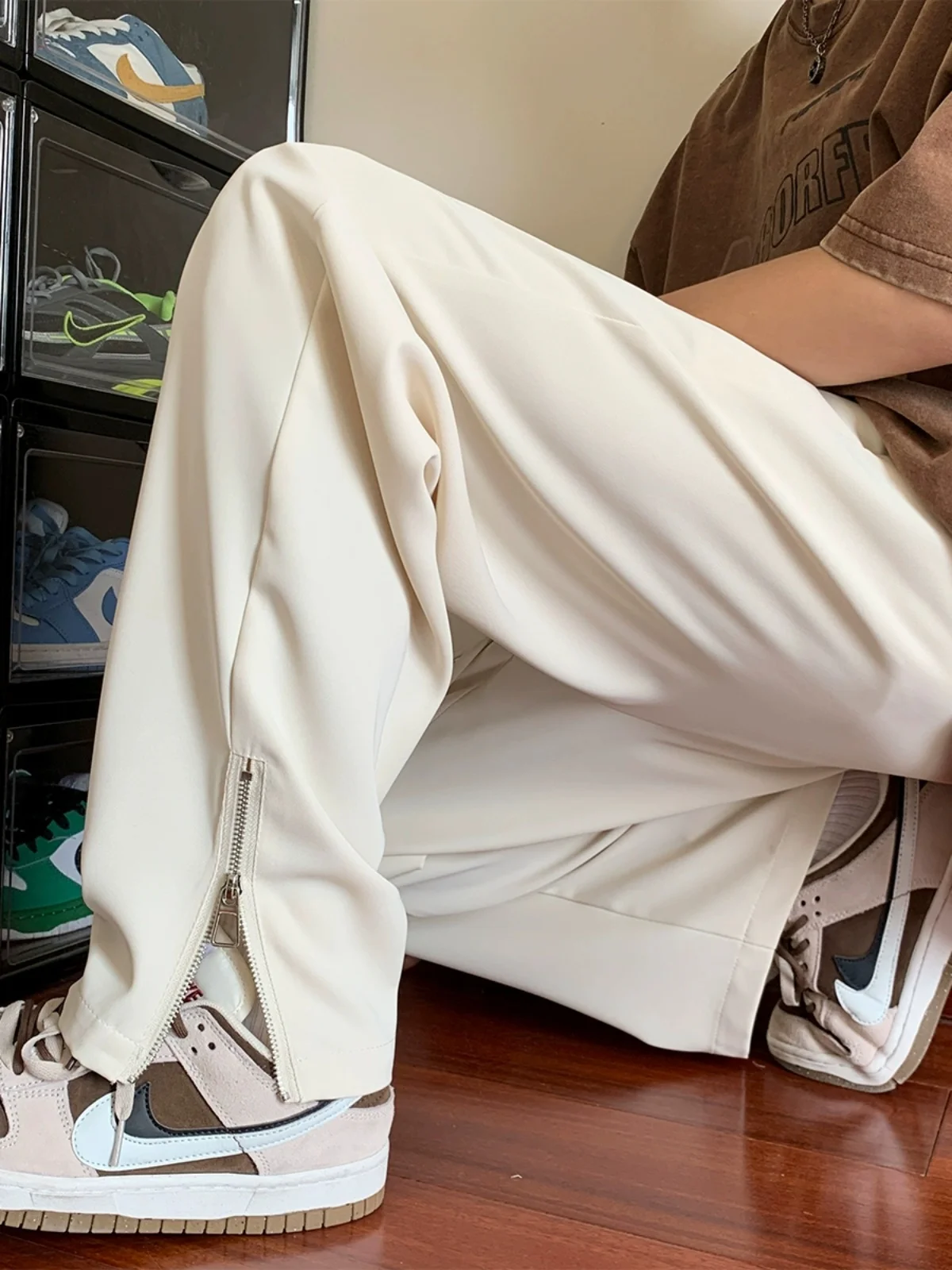 

Мужские летние тонкие свободные брюки из ледяного шелка, драпирующиеся, модные, с крутой дизайнерской отделкой, с боковой молнией, прямые штанины, не мнущиеся, повседневные...