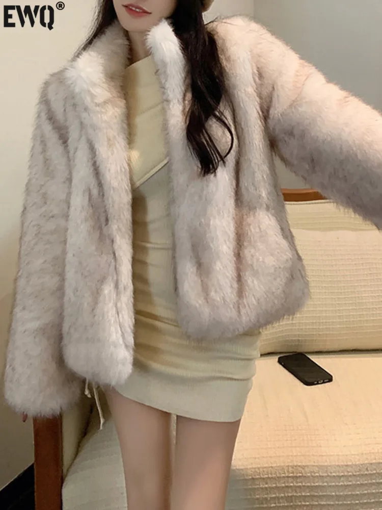 [EWQ] Gradient Color Faux Fur Coat Long Sleeve Stand Collor Temperament Women Winter Keep Warm Thick Overcoats 2024 New 16O3306